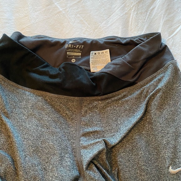 Grey Nike leggings with black waistband - Picture 3 of 5